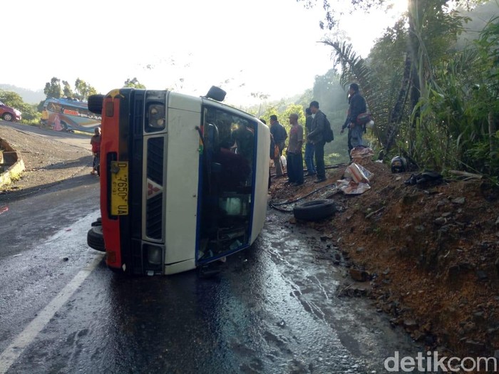 Mobil Rombongan Pengantin Terguling di Tanjakan Panganten Garut