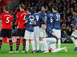 Scott McTominay jongkok di belakang pagar hidup untuk mengantisipasi tendangan bebas. (Foto: Eddie Keogh/Reuters)