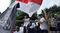 Teuku Wisnu berorasi di atas mobil komando yang bergerak ke Monas. Foto: (Ari Saputra/detikcom)