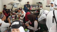 Karena mayoritas berpakaian putih, peserta aksi bagaikan memutihkan warung makan.