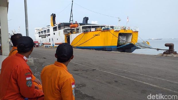 KM Kumala Evakuasi penumpang KM Gerbang Samudra/