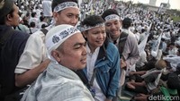Sebagian dari mereka juga berswafoto di tengah-tengah massa reuni 212.