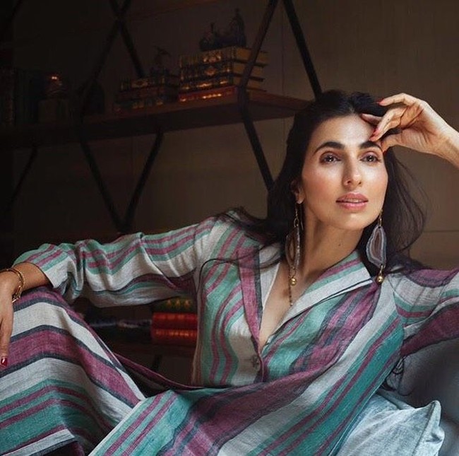 “Sangat penting bahwa apa yang terjadi adalah bahwa pada usia saya, ini adalah bagaimana saya melihat (keriput) dan bahwa merasa nyaman dengan pakaian saya membantu saya merasa nyaman di kulit saya. Itu sebabnya selalu ada cerita di balik semua yang saya miliki,” kata Prerna seperti dikutip dari Vogue. (Foto: Instagram/@prernastylelife)