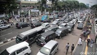 Kemacetan terjadi di kedua arah.
