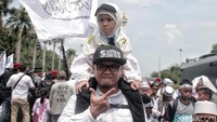 Menurut beberapa pengakuan orangtua, mereka sengaja mengajak anaknya untuk menghadiri acara tersebut.