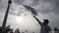 Massa yang datang juga membawa bendera tauhid.