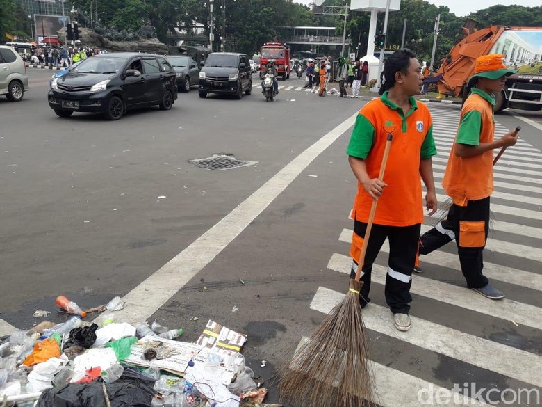 Pasukan Oranye Beraksi, Singkirkan Sampah Usai Reuni 212 Pasukan Oranye Beraksi, Singkirkan Sampah Usai Reuni 212