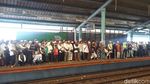 Foto: Massa Reuni 212 Bubar, Begini Suasana di Stasiun dan Halte Juanda