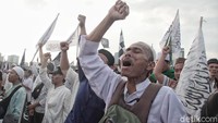 Massa sesekali meneriakkan takbir.