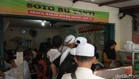 Kebanyakan peserta aksi memesan seporsi nasi beserta lauk, ataupun soto ayam.