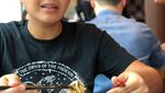 Seru! Momen Istri Ernest Prakasa Asyik Kerja Sambil Suapi Anak