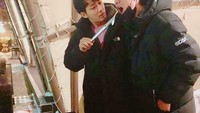 Loh loh loh! Itu kok daging dari panggangan langsung diberikan ke temannya ya. Foto: Instagram@sonhojun_official