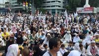 Sementara itu massa tampak memadati jalanan di sekitar Monas. Mayoritas massa mengenakan baju warna putih. Foto: (Ari Saputra/detikcom)