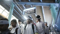 Tampak juga anak-anak pelajar yang hadir menggunakan pakaian serba putih lengkap dengan beberapa atribut di kepalanya saat turun di Stasiun Juanda.