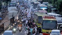 Massa yang berdatangan tampak menggunakan kendaraan bus atau moda transportasi massa lainnya hadir dan parkir di bahu jalan sekitar wilayah monas.