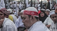 Massa mendengarkan dan ikut melantunkan selawat serta doa yang dipimpin oleh tokoh-tokoh di panggung. 