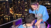 Luke menempuh cara-cara yang tidak biasa agar momen tersebut jadi momen yang tak terlupakan dalam hidupnya. Memang ekstrem, tapi dijamin romantis banget. (dok. Story Bridge Climb Adventure)