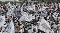 Bendera tauhid terus dikibarkan sepanjang acara reuni.