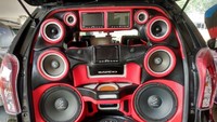 Yang lebih istimewa lagi dari mobil Zeldi adalah perangkat audio-nya yang komplet. Sistem audio ini dipasang di kompartemen belakang dan mengorbankan kursi penumpang baris ketiga. Foto: Luthfi Anshori