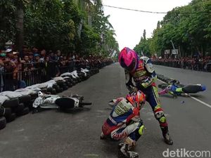 Video: 2 Pebalap Adu Jotos di Sirkuit Gara-gara Motor Senggolan