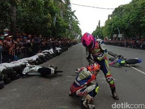 Video: 2 Pebalap Adu Jotos di Sirkuit Gara-gara Motor Senggolan