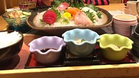 Kalau ini ekspresi imut Aleesya saat makan sashimi ditemani sang ayah, di sebuah restoran Jepang ternama. Foto: Instagram @imkoombre