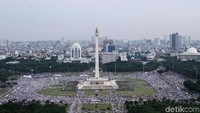Massa memadati lapangan Monas yang menjadi pusat acara reuni.