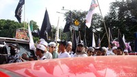 Bendera tauhid juga terus dikibarkan di kawasan Bundaran Patung Kuda.