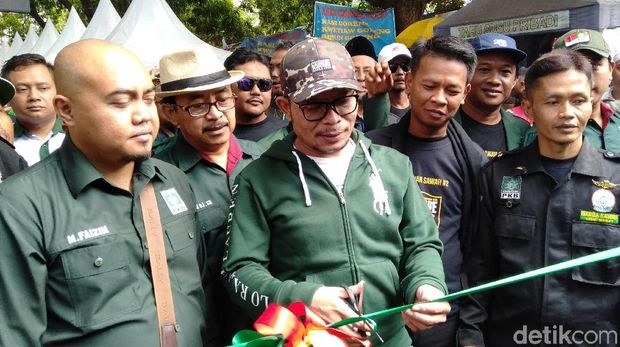 Acungkan Satu Jari, Hanif Dhakiri Luncurkan Angkot Cinta 