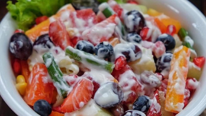 Salad Buah Segar yang Bersaus Creamy Bisa Dibuat dengan 5 Langkah Ini