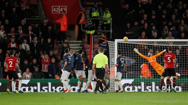 Tendangan bebas Cedric Soares yang menjadi gol kedua Southampton ke gawang Manchester United.