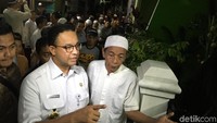 Usai meninjau Monas. Anies melayat ke kediaman peserta Reuni 212 yang meninggal, Idris. (Indra Komara-detikcom).