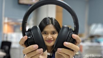 Ikat kepala yang lentur membantu membuatnya nyaman dipakai untuk waktu lama. Foto: Adi Fida Rahman/detikINET