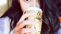 Pemeran drama Eternal Love itu juga penggemar kopi. Duh, jadi salah fokus ke tatapan mata Dilmurat nih daripada secangkir kopi yang ia sesap. Foto: Instagram dlrabadlmurat