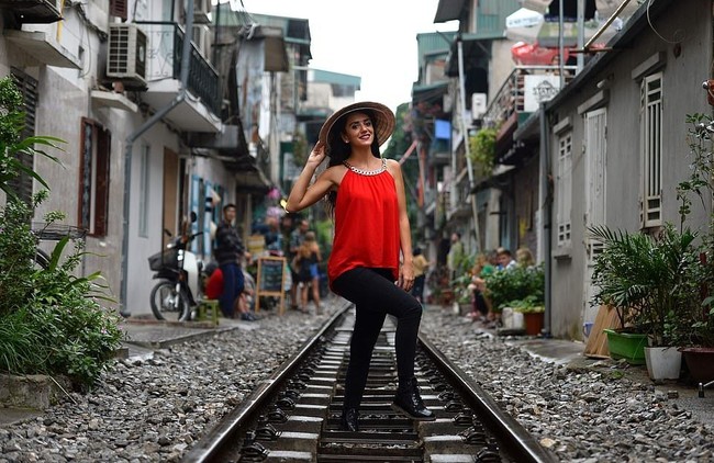 Belakangan kecelakaan saat berfoto menjadi salah satu penyebab kematian. Bagaimana tidak, demi foto yang terlihat bagus dan keren di media sosial, banyak orang mempertaruhkan nyawa dan berpose di lokasi ekstrem. Seperti yang terjadi di Old Quarter, Vietnam di mana para turis berani berfoto di rel kereta api. Foto: AFP