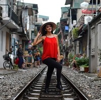 Belakangan kecelakaan saat berfoto menjadi salah satu penyebab kematian. Bagaimana tidak, demi foto yang terlihat bagus dan keren di media sosial, banyak orang mempertaruhkan nyawa dan berpose di lokasi ekstrem. Seperti yang terjadi di Old Quarter, Vietnam di mana para turis berani berfoto di rel kereta api. Foto: AFP