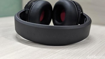 Dalam kondisi baterai penuh, headphone ini dapat bertahan selama 20 jam mendengarkan musik. Foto: Adi Fida Rahman/detikINET