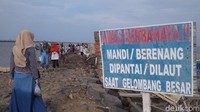 Tak sedikit dari wisatawan yang berkunjung di Pantai Kejawanan itu bermain air laut. Ada juga yang memilih bersantai di warung-warung di tepi pantai. (Sudirman Wamad/detikTravel)