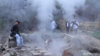 Kawah ini adalah sauna alami dan dapat digunakan untuk pengobatan. Jadi uap yang keluar itu fungsinya bisa mengobati penyakit flu, asma, rematik, jantung, paru-paru, hernia, kanker payudara dan stroke. (Wisma Putra/detikTravel)