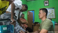 Kapten Inf Tatang menceritakan keluhan yang banyak ditemukan pasiennya ialah stroke, darah tinggi, kolesterol, dan asam urat. (foto: Kireina/detikHealth) 