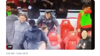 Bench Liverpool pun tidak kalah heboh merayakan gol menit-menit akhir tersebut. (Foto: Internet/Twitter)