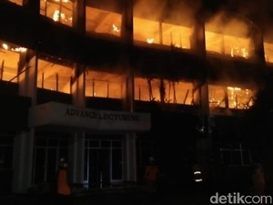 Gedung Fakultas Ilmu Pendidikan Undar Jombang Terbakar