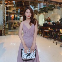 Wanita berusia 21 tahun ini kerap membagikan berbagai aktivitasnya di Instagram termasuk gaya liburan hingga gaya busananya yang stylish. Khanh pun menyukai tas merek Louis Vuitton dan sering mengenakan berbagai tas dari merek tersebut di berbagai kesempatan. Foto: Instagram @imkhangan