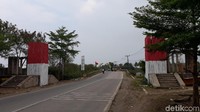 Gapura Selamat Datang Anyer dan Gapura Selamat Datang Cilegon, hanya terpisah 100 meter. Namun memberikan kesan yang sangat kontras di mata wisatawan (M Iqbal/detikTravel)