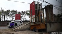 Gapura kawasan Anyer tampak mangrak, rupanya pernah tersandung kasus korupsi. Gapura itu memang berdiri, tapi hanya sebatas bentuk bangunan yang masih diplester kasar, ditutupi bambu dengan cat merah putih (M Iqbal/detikTravel)