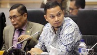 Rapat kerja tersebut dipimpin oleh Wakil Ketua Komisi I DPR Hanafi Rais.