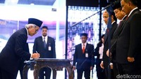 Sebelum di Pertamina, Dwi juga sempat menjabat Direktur Utama PT Semen Indonesia (Persero) Tbk, holding BUMN semen.