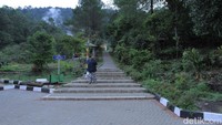 Objek wisata ini kerap disebut Kawah Kamojang Garut, namun secara administratif lokasi Kawah Kamojang ini ada di Desa Laksana, Kecamatan Ibun, Kabupaten Bandung. Hanya saja lokasinya berbatasan dengan Kabupaten Garut. (Wisma Putra/detikTravel)