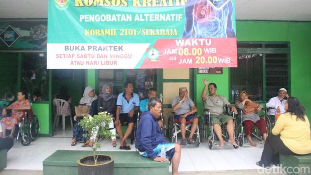 Tempat praktik Kapten Tatang cukup ramai dikunjungi warga.