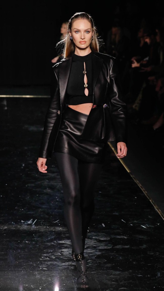 Tidak ketinggalan model Victorias Secret Candice Swanepoel yang memesona dengan gaun serba hitam. (Foto: Getty Images)